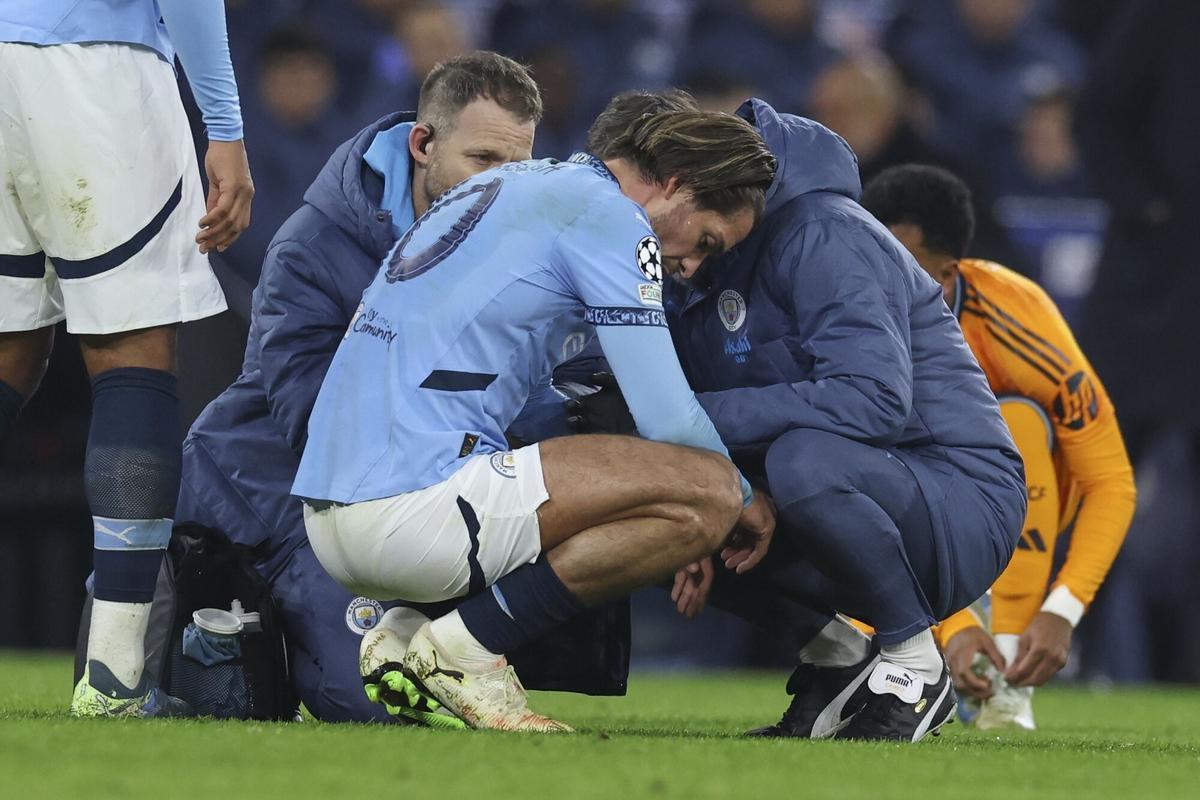Manchester City's Jack Grealish gets treatment before leaving the field injured during the Champions League playoff first leg soccer match between Manchester City and Real Madrid at the Etihad Stadium in Manchester, England, Tuesday, Feb. 11, 2025. (AP Photo/Darren Staples) Associated Press / LaPresse Only italy and spain. EDITORIAL USE ONLY/ONLY ITALY AND SPAIN
