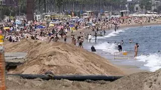 Barcelona y Badalona se quedan sin arena extra para rehacer todas las playas este verano
