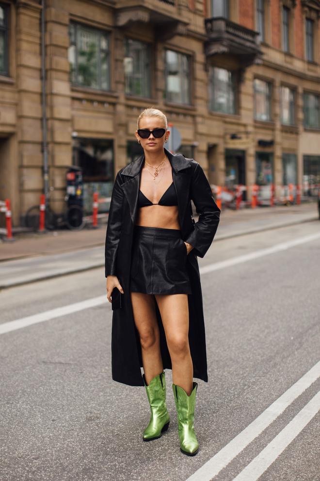 Look con botas cowboy metalizadas, visto en el 'street style' de Copenhague