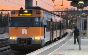 Un usuari de Rodalies parla amb un treballador del servei, ahir a l’andana de Maçanet-Massanes. | GERARD VILÀ / ACN