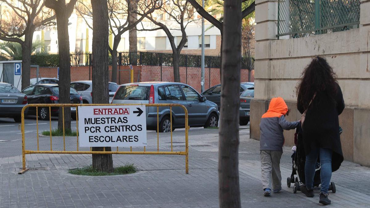 Entrada de acceso para PCR a menores en el Hospital General de València, el curso pasado.