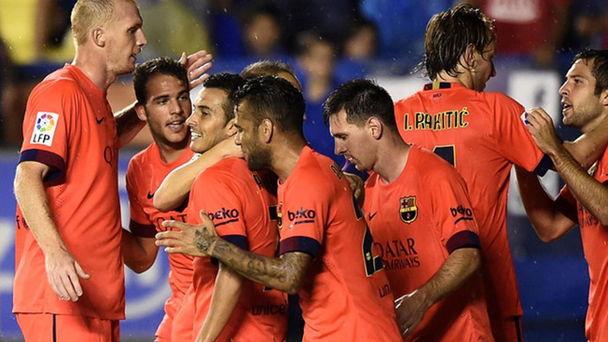 Los jugadores del Barça celebran el gol de Pedro en el Levante-Barça