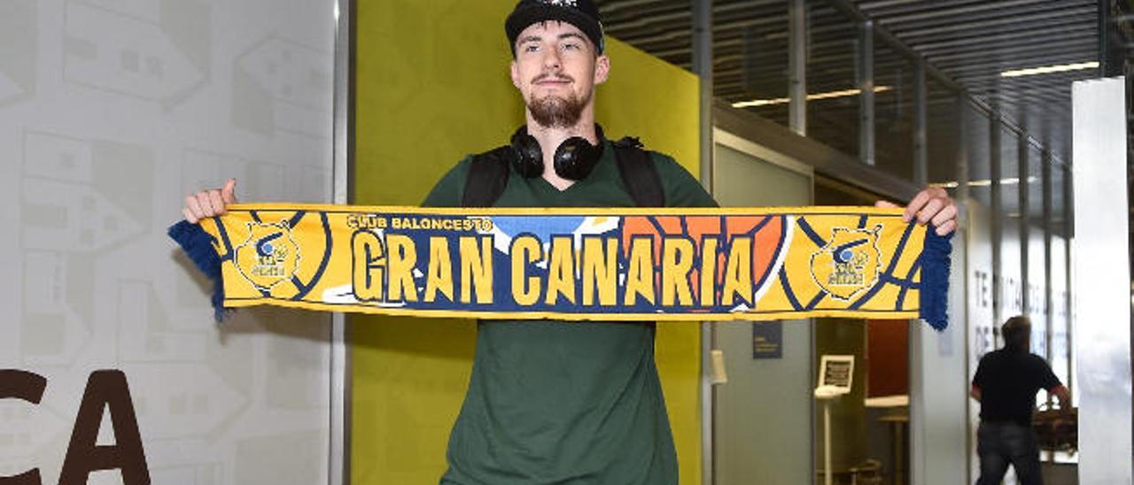 Ondrej Balvin, una de las caras nuevas del Herbalife Gran Canaria 2017-18, a su llegada a la Isla el pasado miércoles.