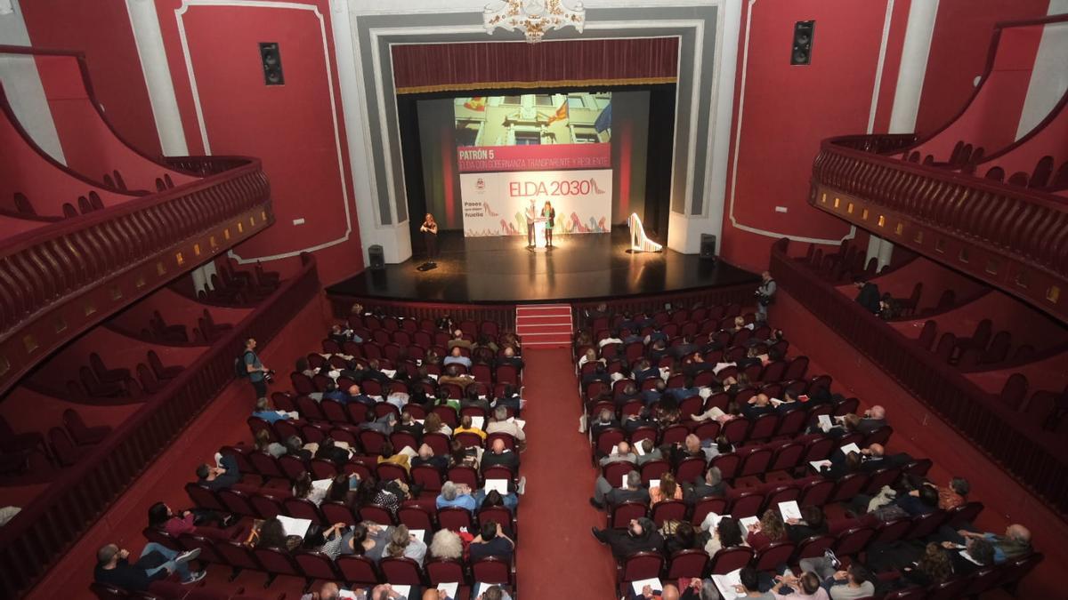 El acto de presentación del Plan Estratégico Elda 2030 en el Teatro Castelar.