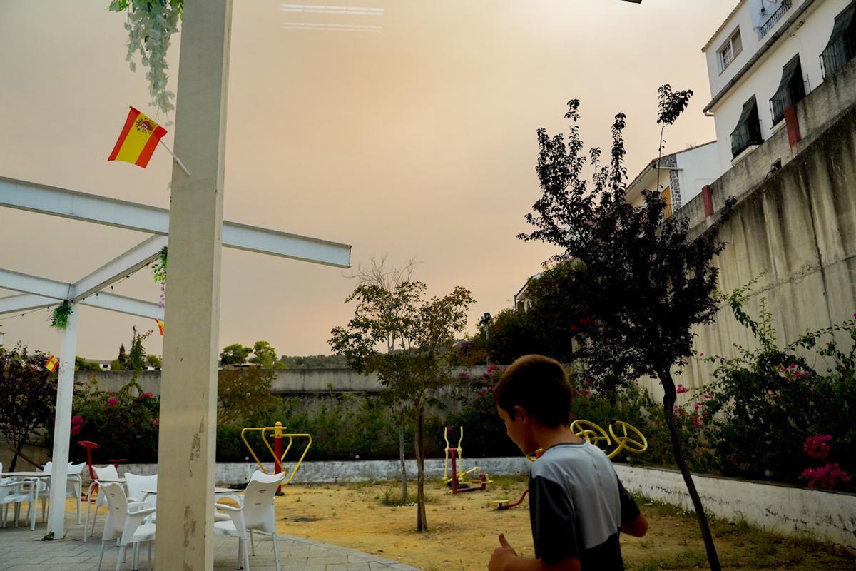 El Castillo de las Guardas (Sevilla). Vecinos desalojados por el incendio de Niebla, en Huelva.