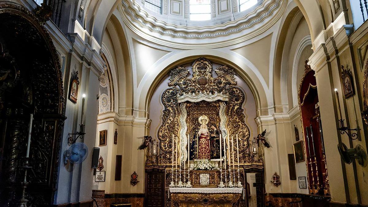 Interior de la nave izquierda de la iglesia de San Antonio Abad, sede canónica de la Hermandad del Silencio de Sevilla.