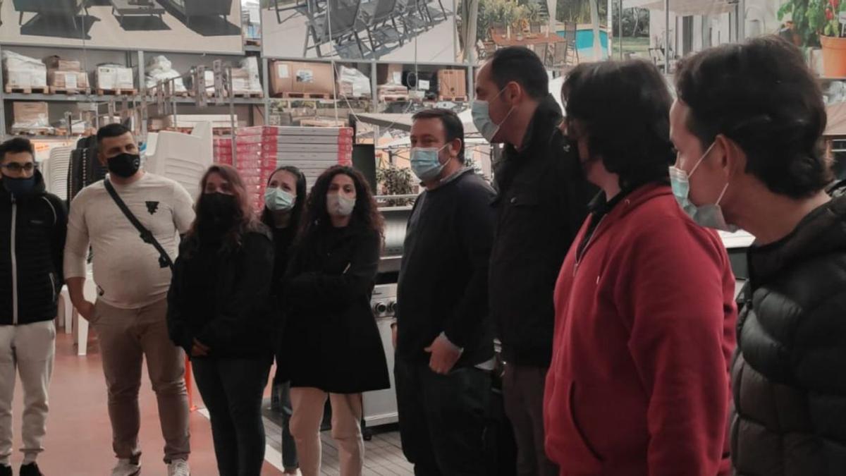 Imagen de un grupo de alumnos del curso de vendedor en las instalaciones de Bauhaus. | CARITAS