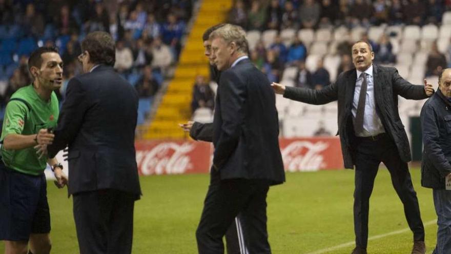 El árbitro, con los técnicos de la Real después de que Moyes tocase el balón dentro del campo el año pasado.