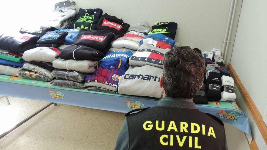 Material incautado por la Guardia Civil en la feria de A Bandeira del pasado sábado. // OPC Pontevedra