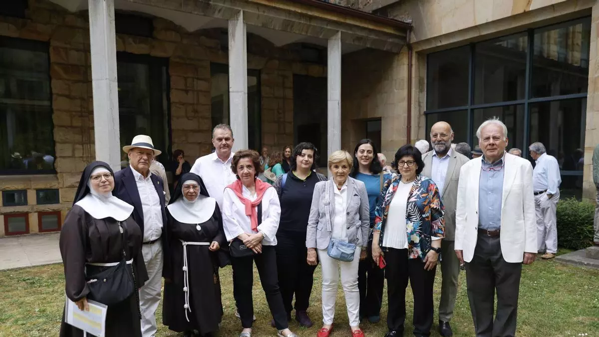 Los antiguos alumnos de la Laboral premian al Principado y al Ayuntamiento de Gijón y les urgen a rehabilitar la casa de de la maqueta