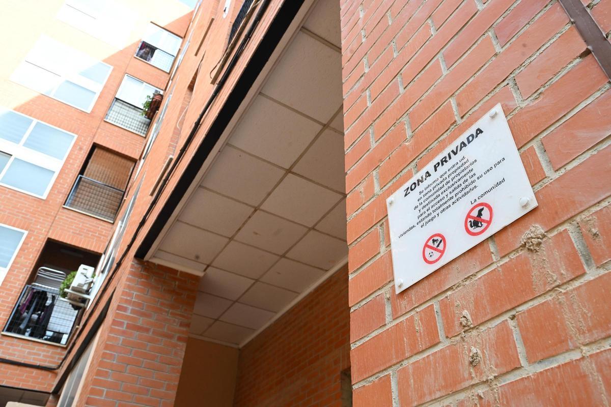 Una de las placas colocadas en el edificio.