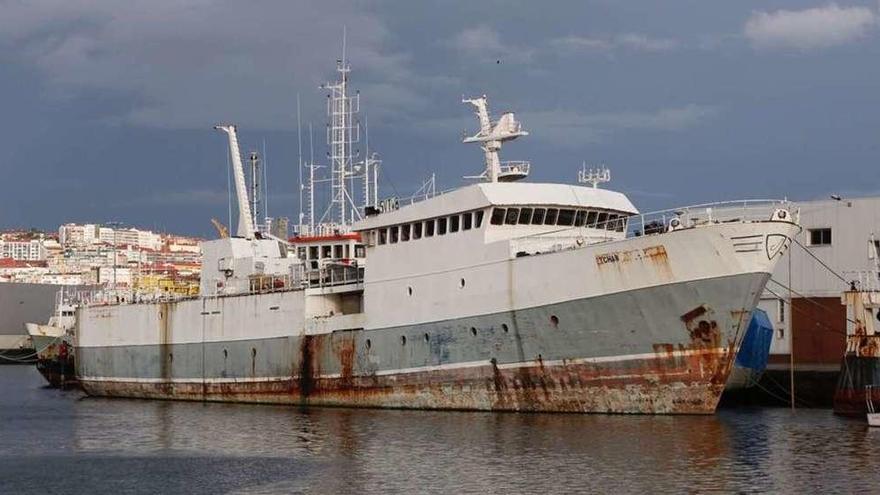 El &quot;Tchaw&quot;, amarrado ayer en el muelle de reparaciones de Bouzas. // R. Grobas