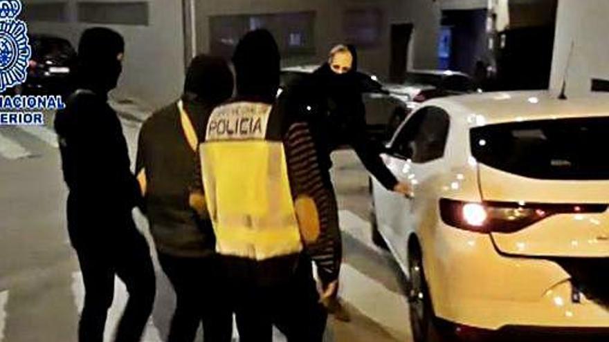 Diversos agents s&#039;emporten el gihadista detingut a Mataró.