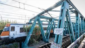 Un Rodalies cruza el viaducto de hierro en la línea R1 en Sant Adrià de Besòs.