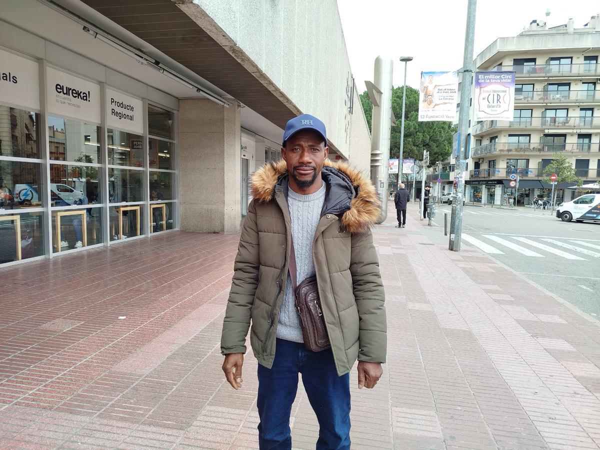 El cosí de la persona sense llar, Mamou Nomoko, a l'estació de Girona aquest dimecres.
