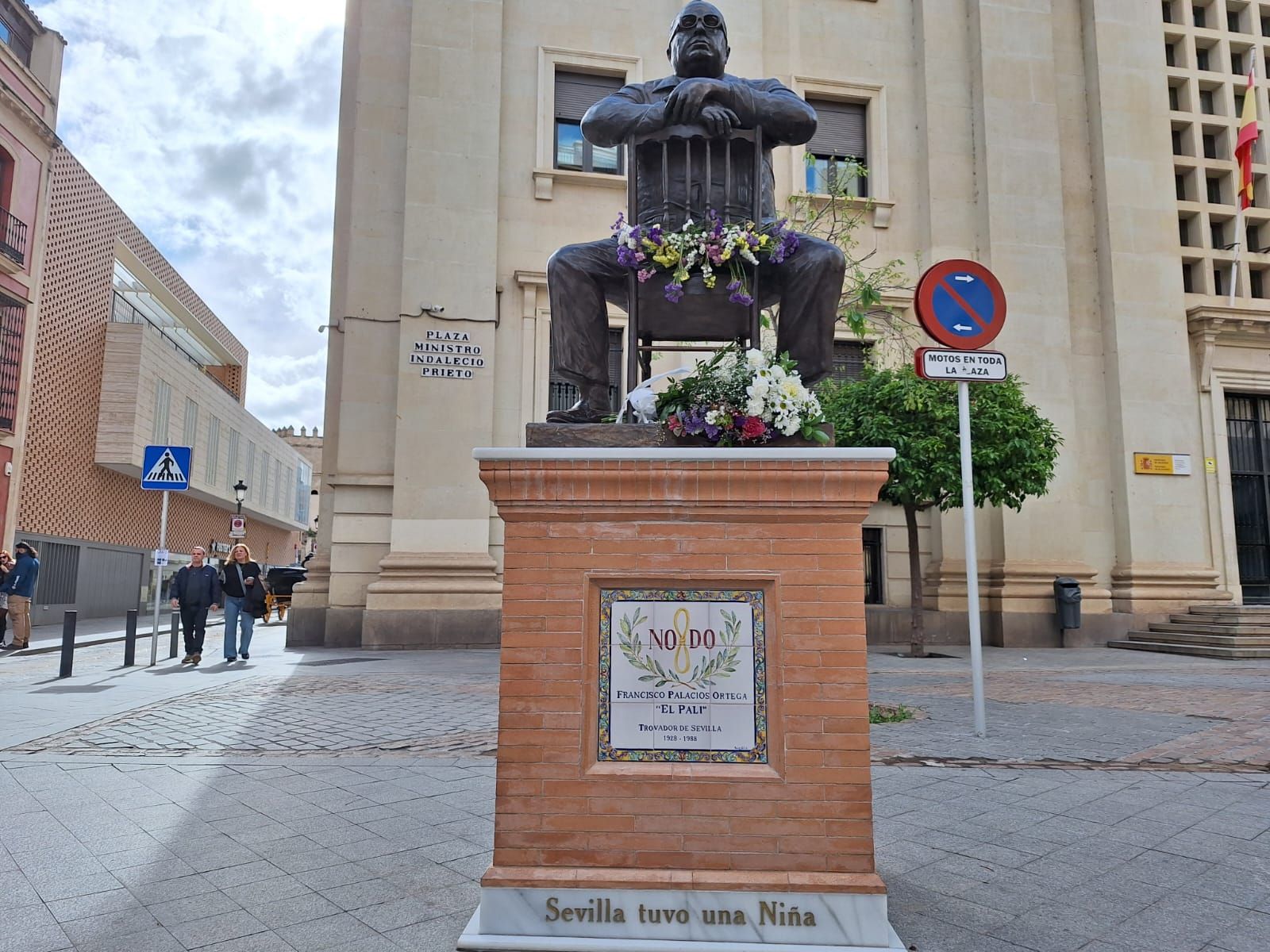 Monumento a 'El Pali' con ramos de flores