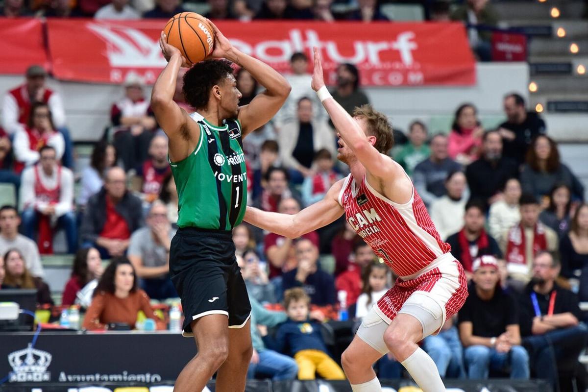 Yanick Kraag, en una acción del partido ante el UCAM Murcia