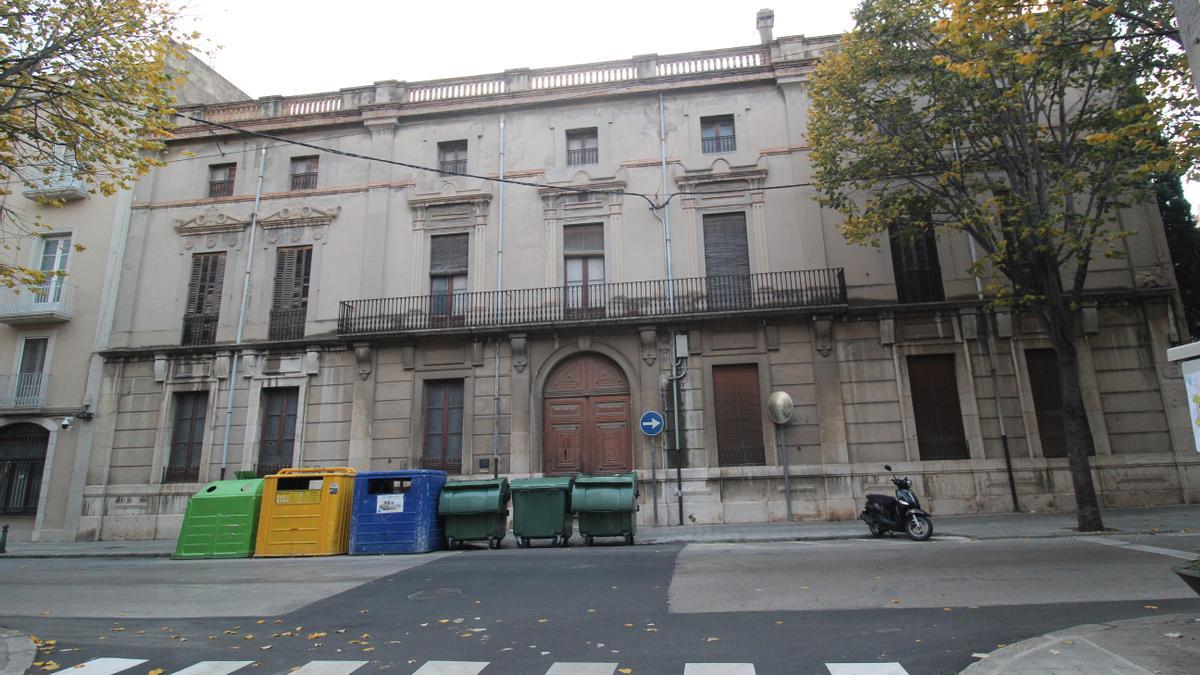 Façana de la Casa Nouvilas del carrer Nou de Figueres.