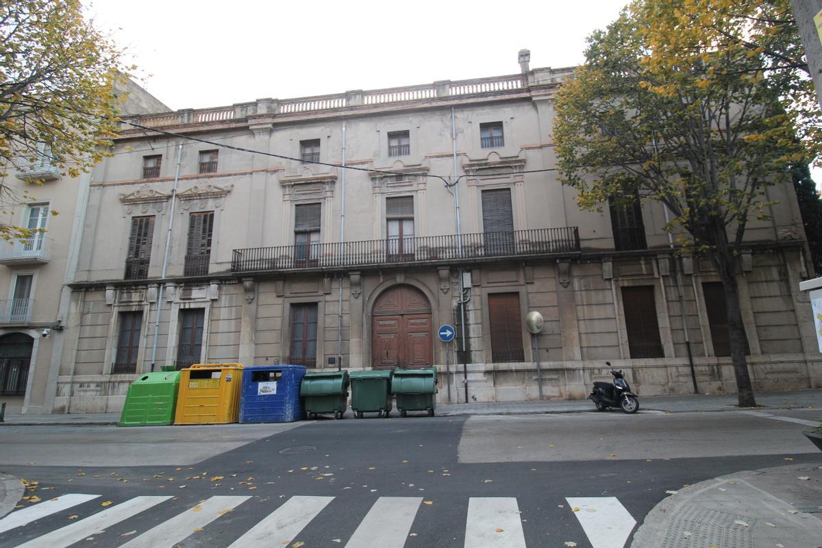 Façana de la Casa Nouvilas del carrer Nou de Figueres.