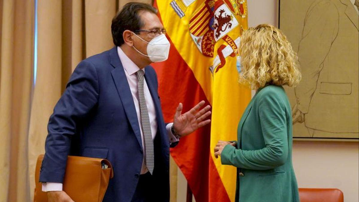 Enrique Arnaldo, candidato al Tribunal Constitucional propuesto por el PP, durante la Comisión Consultiva de Nombramientos del Congreso, con la presidenta de la Cámara, la socialista Meritxell Batet, el pasado 2 de noviembre de 2021.