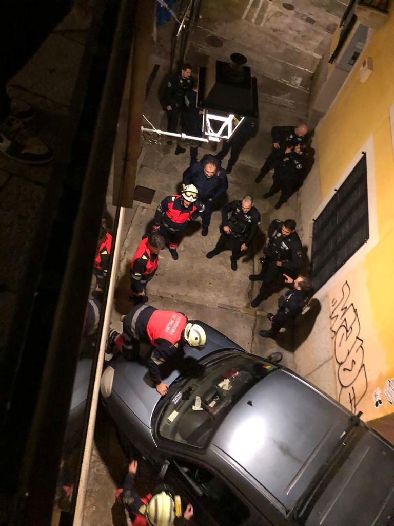 FOTOS | Intenta bajar con su coche por las escaleras de la plaza Major de Palma