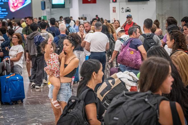 Confusión en Sants tras la paralización de la línea Barcelona-Figueres