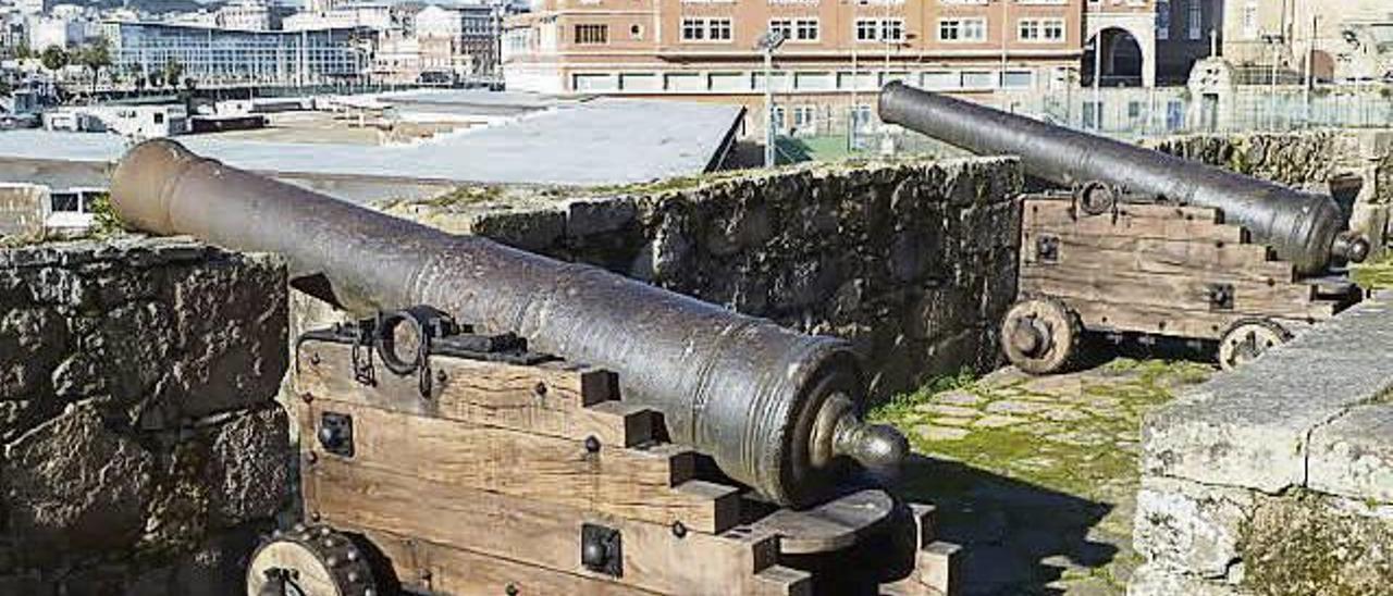 Canóns no baluarte de San Carlos (A Coruña).