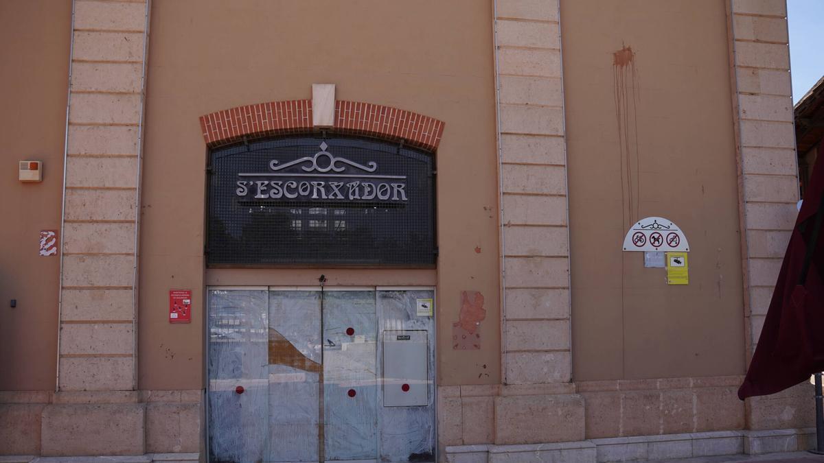 S'escorxador: deteriorado, sucio y en mal estado