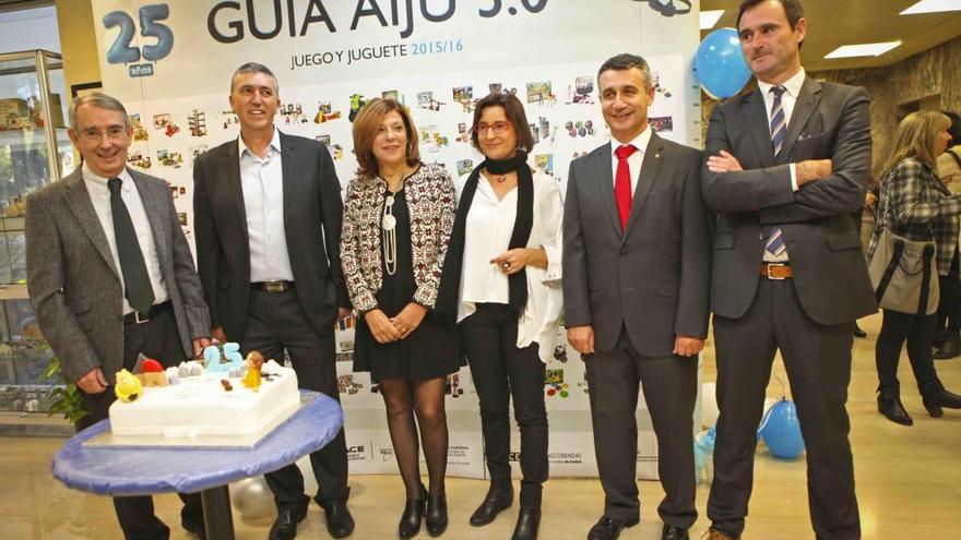 El conseller y responsables de AIJU ante la tarta conmemorativa del 25 aniversario.