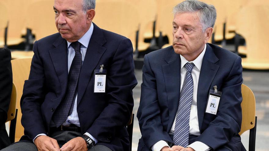 El expresidente de la CAM Modesto Crespo (derecha), y el ex director general, Roberto López Abad, ayer en la Audiencia Nacional