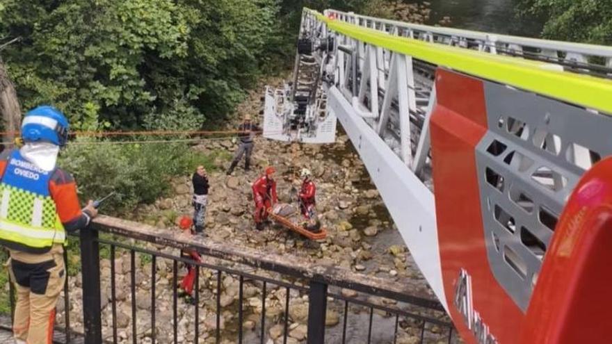 Los bomberos de Oviedo rescatan en Trubia a un participante en el Campeonato de España de pesca tras fracturarse un tobillo