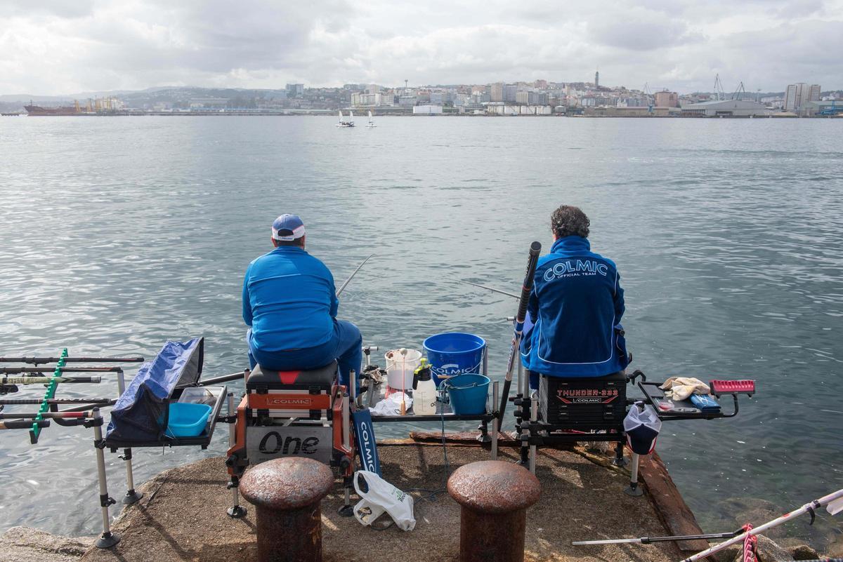 Competición de pesca en el dique de abrigo