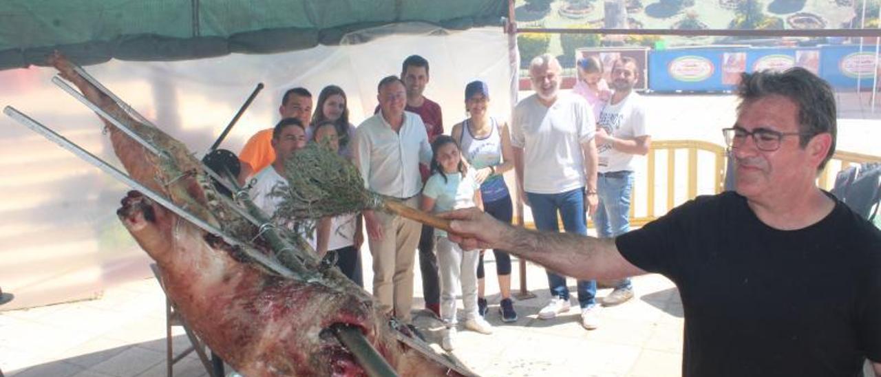 Un momento del proceso de elaboración del cerdo a la brasa, en el parque de Las Cespedillas.