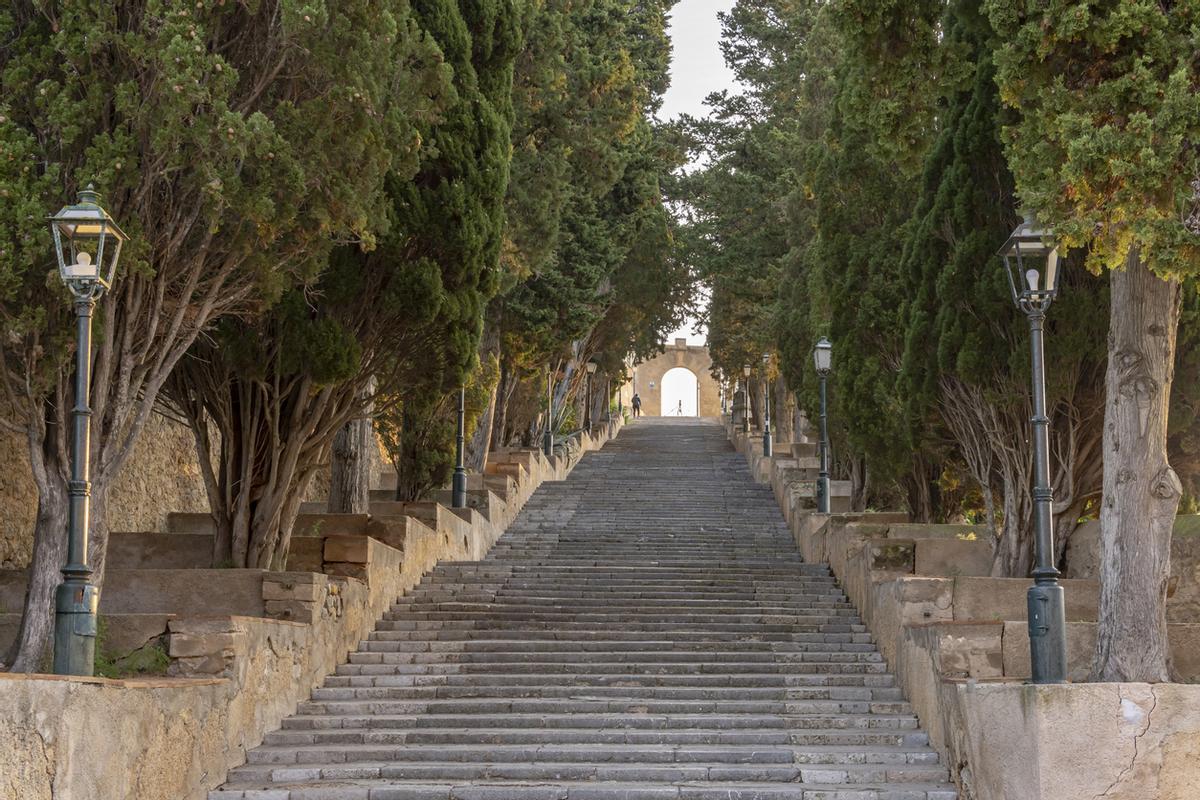 Escalinata del Calvario que conduce a la ermita de Sant Salvador en la localidad mallorquina de Artà