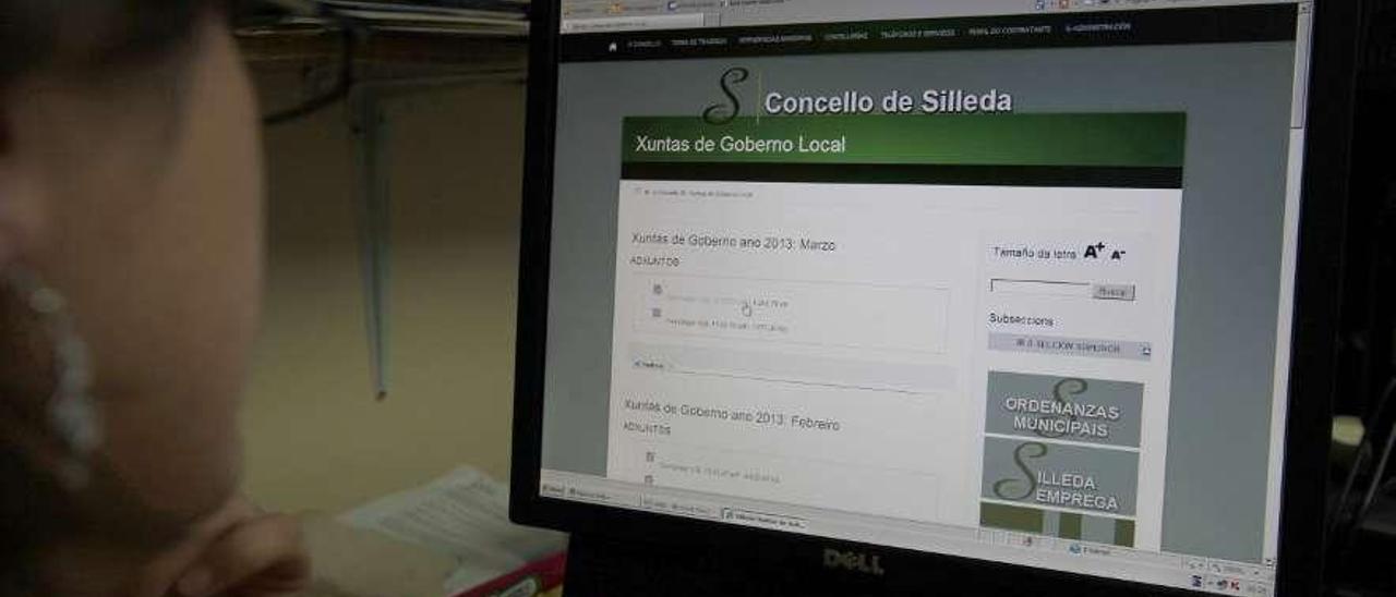 Una usuaria consulta la página web del Concelo de Silleda.