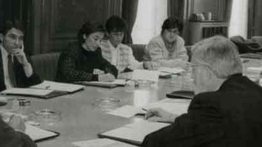 Una de las primeras reuniones del patronato con los miembros en una de las salas de la Diputación Provincial.