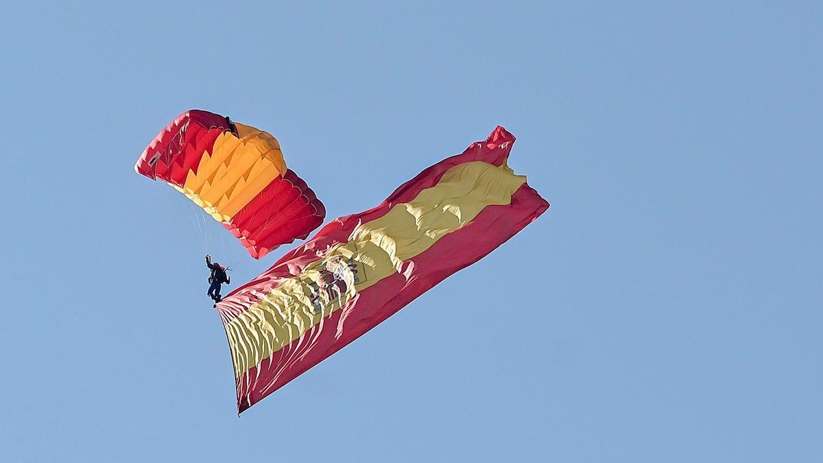 El paracaidista del desfila del 12-O en Madrid.