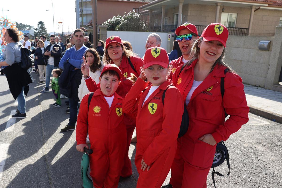 Sanxenxo se llenó de color y diversión con el tradicional desfile de carnaval de adultos y niños