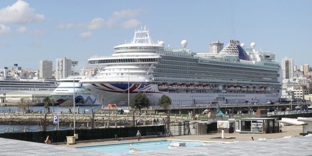 A Coruña recibe a 11.000 personas de 5 cruceros