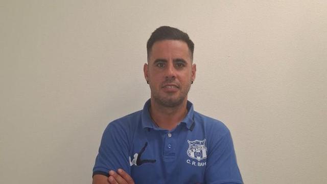 David Juncal «Congui» muestra ya el escudo del club de Aldán. | R. BAHÍA