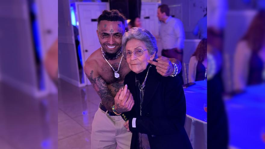 El rapero Lil Pump le canta &#039;Gucci Gang’ a su abuela como regalo por su 90 cumpleaños