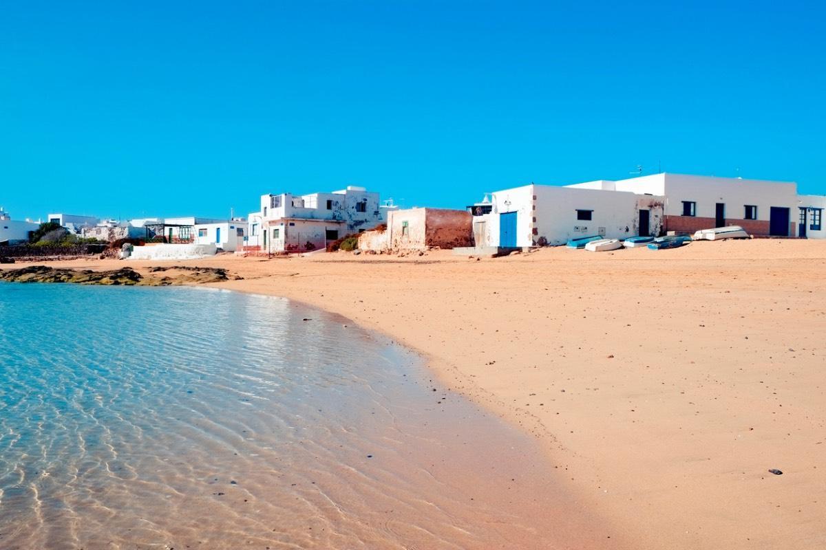 La Graciosa, la única isla habitada sin asfaltar de Europa