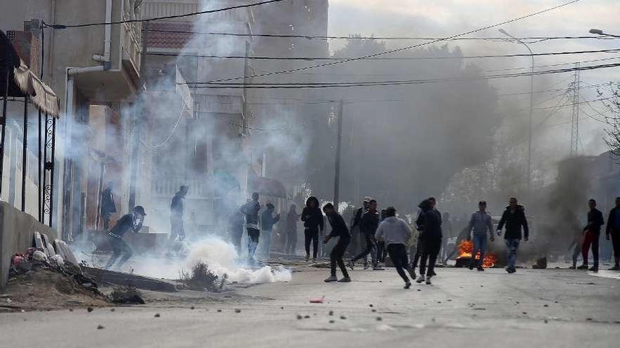 Arrecian los choques con la Policía en Túnez