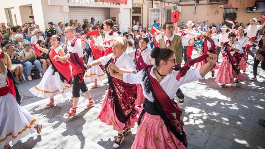 Sant Vicenç esclata amb un ball de gitanes que torna a la plaça després de dos anys