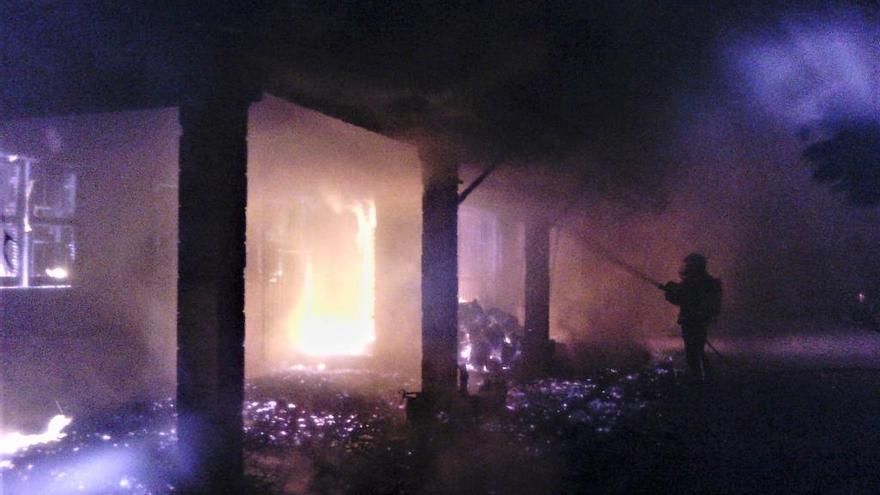 Los bomberos trabajando en el incendio