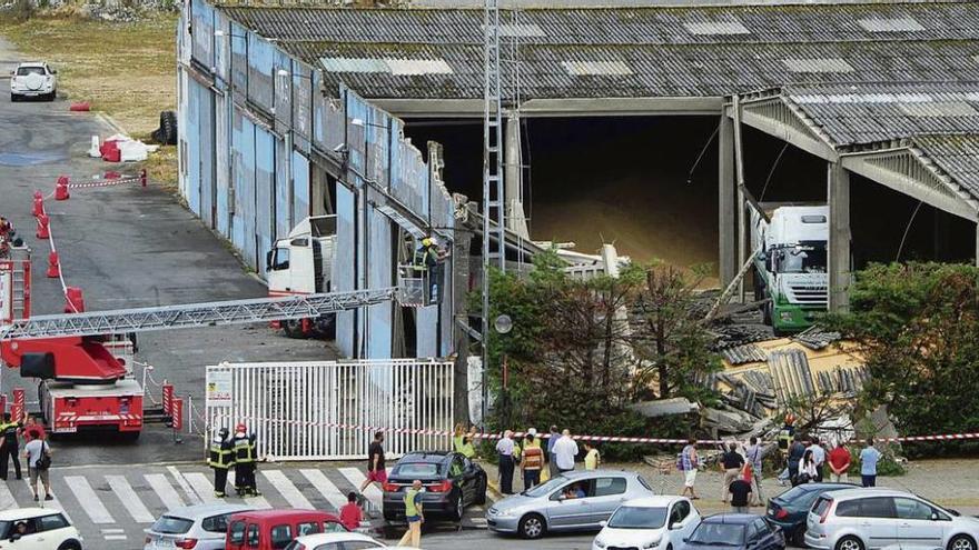 Una nave se desploma en el puerto de Vilagarcía tras impactar un camión