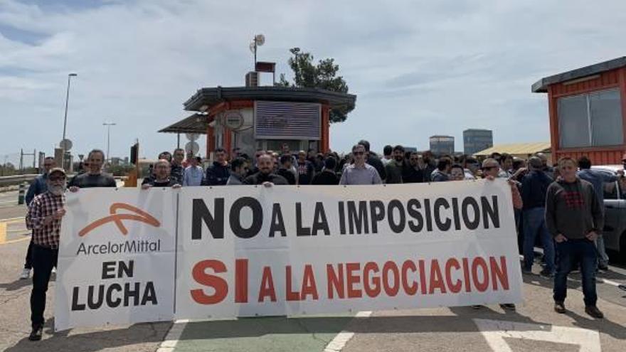 Los trabajadores de ArcelorMittal en Sagunt protestan ayer por el bloqueo en las negociaciones.