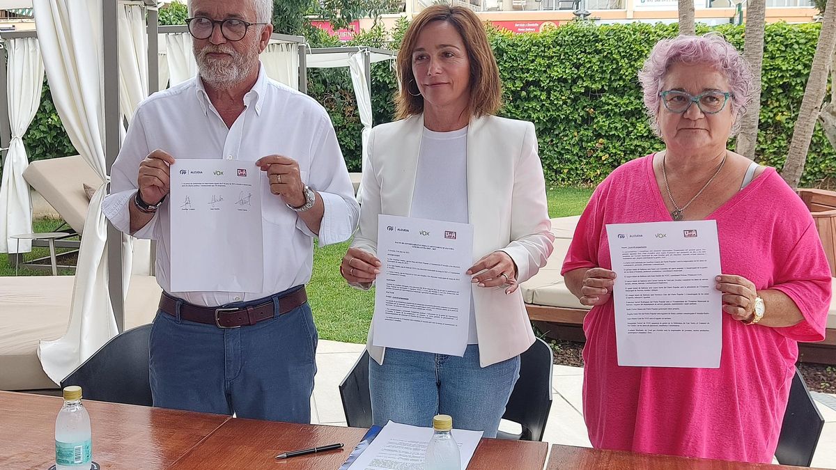 Juan Sendín (Vox) junto a Fina Linares (PP) y Carme García (UxA) el día de la presentación del pacto tripartito en Alcúdia.