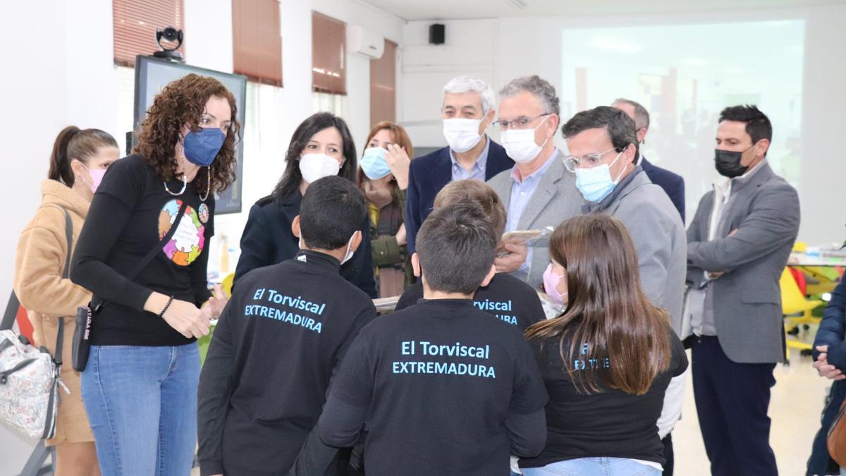 Gutiérrez, Gallardo y Quintana visitan el Centro de Profesores y Recursos.