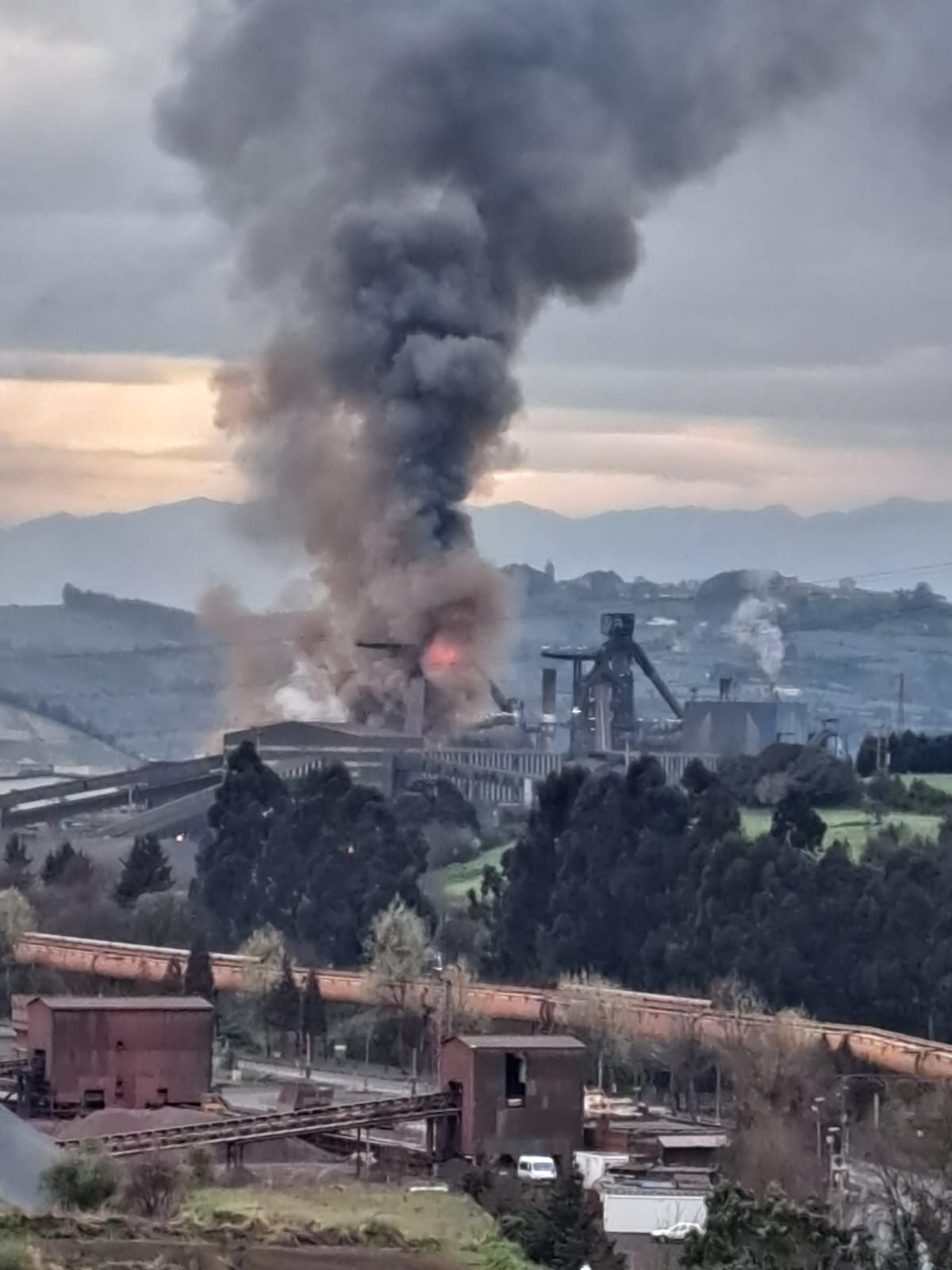 EN IMÁGENES: Un incendio obliga a evacuar el horno alto A de Arcelor en Gijón